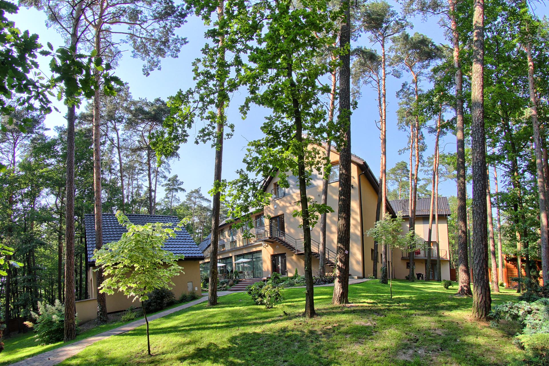 Hotel Zacisze otoczony drzewami